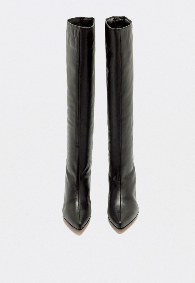 Botas altas de mujer Mustang Gala en piel negra con tacón elegante y caña recta