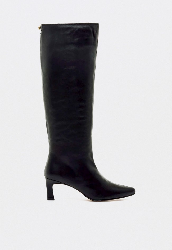 Botas altas de mujer Mustang Gala en piel negra con tacón elegante y caña recta