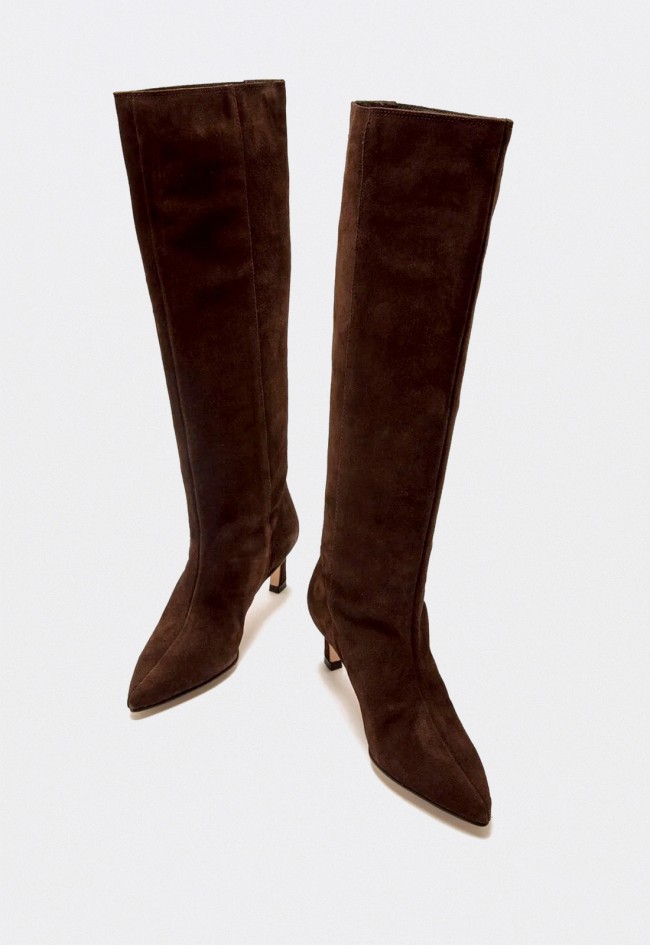 Botas altas de mujer Mustang Gala en piel moka con tacón elegante y caña recta