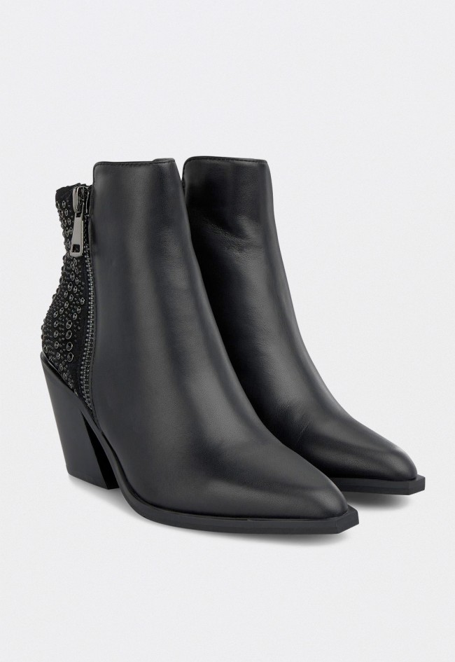 Botines de mujer Alma en Pena Napa Black con tacón ancho y detalle joya en el talón