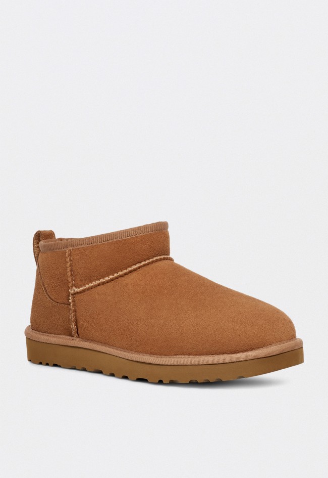 Botas UGG Classic Ultra Mini hombre en piel de oveja color chestnut