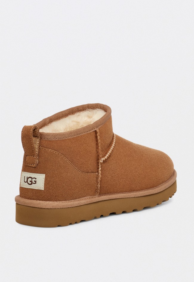 Botas UGG Classic Ultra Mini hombre en piel de oveja color chestnut