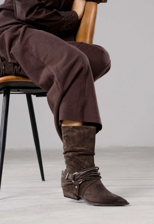 Botines cowboy de mujer en ante marrón Mimmu Daisy con hebilla y estilo texano chic