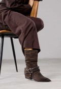 Botines cowboy de mujer en ante marrón Mimmu Daisy con hebilla y estilo texano chic