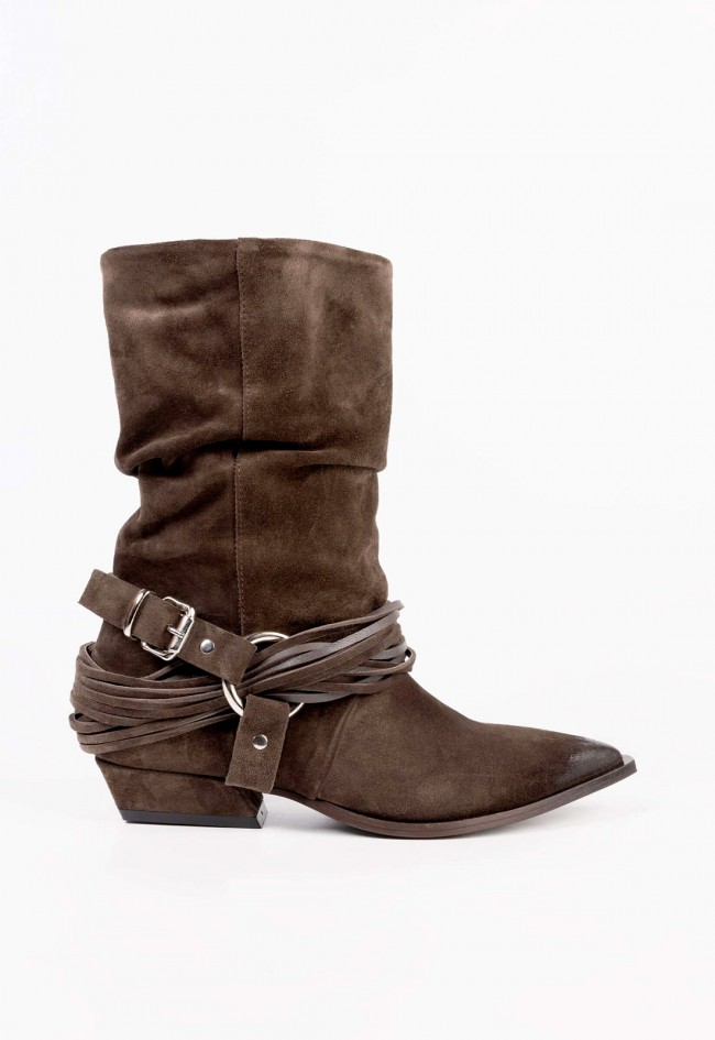 Botines cowboy de mujer en ante marrón Mimmu Daisy con hebilla y estilo texano chic