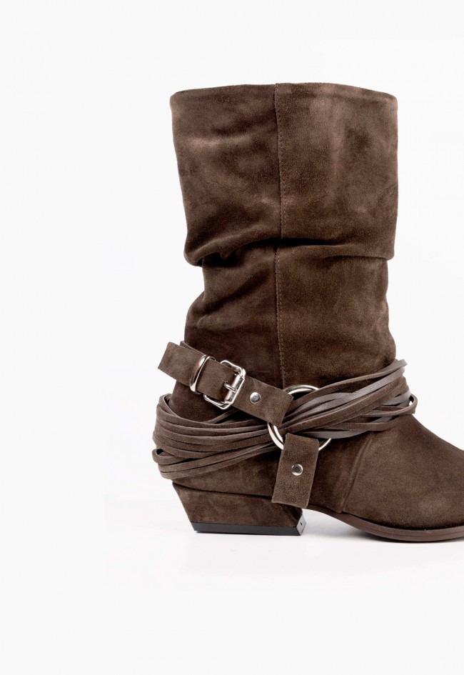 Botines cowboy de mujer en ante marrón Mimmu Daisy con hebilla y estilo texano chic