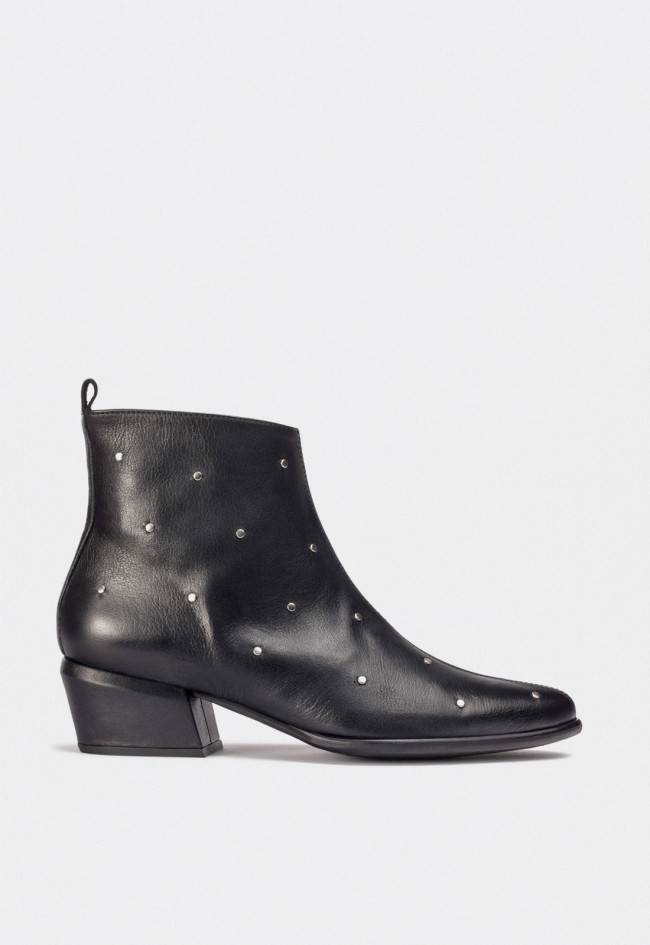 Botines camperos de mujer Wonders FEI 02 en piel negra con tachas metálicas – estilo campero chic