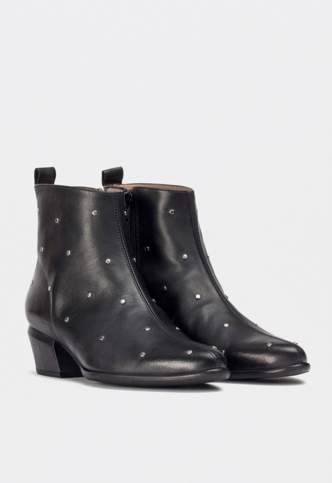 Botines camperos de mujer Wonders FEI 02 en piel negra con tachas metálicas – estilo campero chic