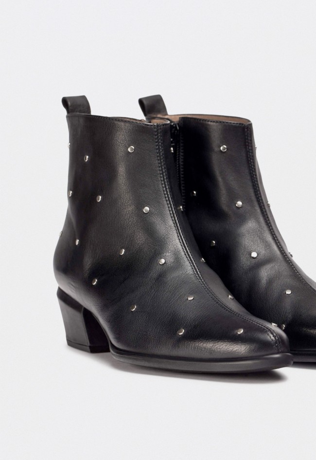 Botines camperos de mujer Wonders FEI 02 en piel negra con tachas metálicas – estilo campero chic