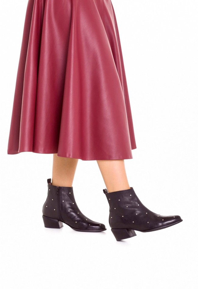 Botines camperos de mujer Wonders FEI 02 en piel negra con tachas metálicas – estilo campero chic