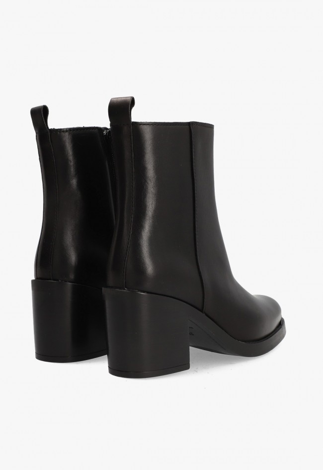 Botines negros de mujer Alpe 52463605 en piel lisa con tacón medio y puntera metálica