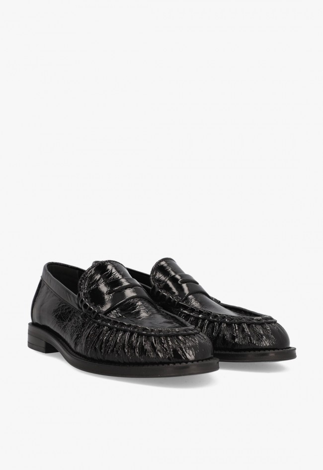 Zapato de mujer ALPE 53284905 en piel negra estilo mocasín con acabado acharolado