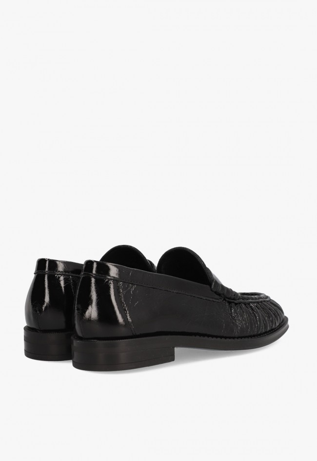 Zapato de mujer ALPE 53284905 en piel negra estilo mocasín con acabado acharolado
