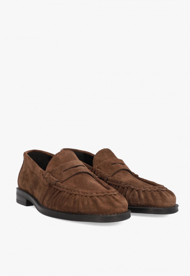 Zapato de mujer ALPE 53281133 en piel serraje marrón estilo mocasín con elegancia natural
