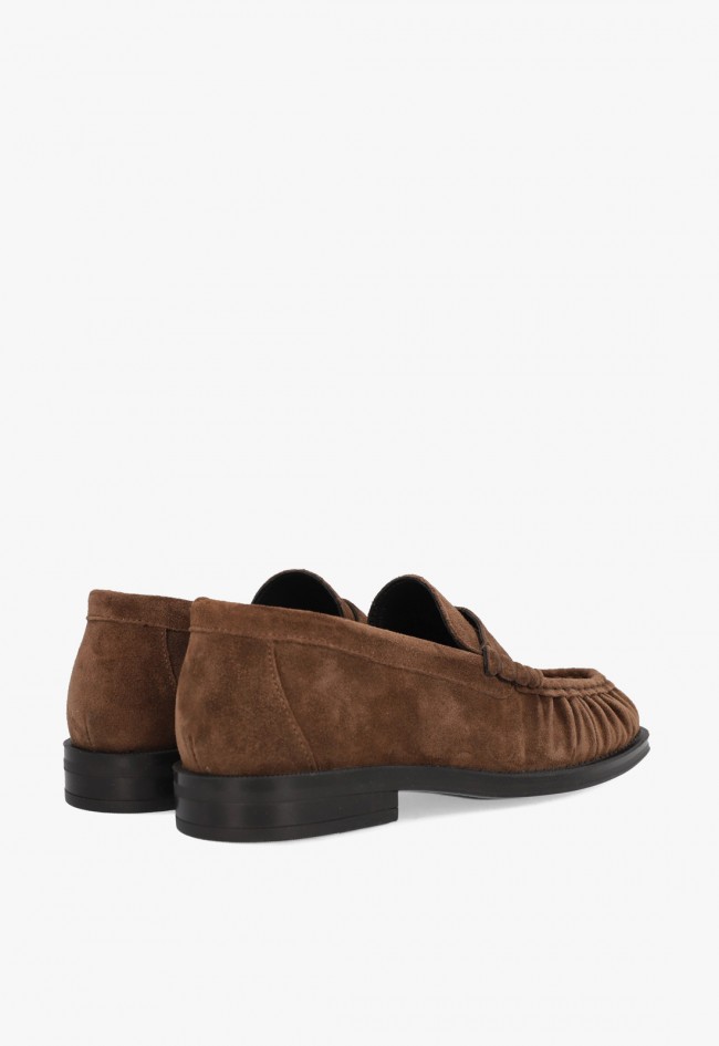 Zapato de mujer ALPE 53281133 en piel serraje marrón estilo mocasín con elegancia natural