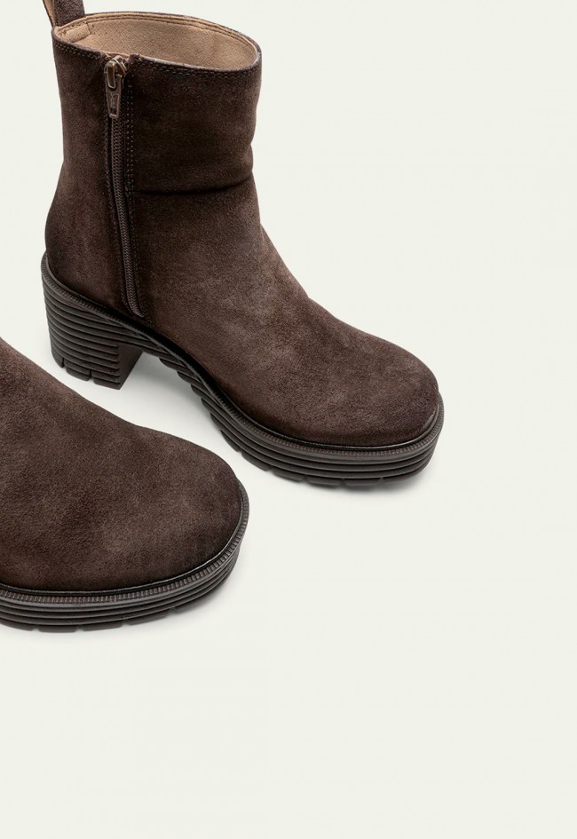 Botines de mujer Porronet Michelle de serraje moka con tacón y plataforma estilo urbano