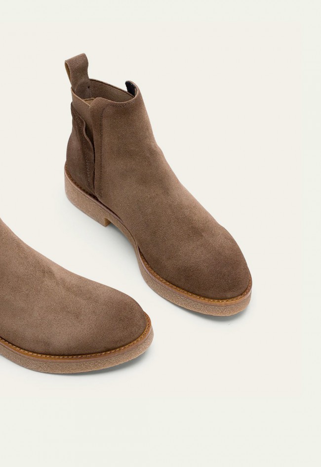 Botines de mujer Porronet Anna de serraje moka con elásticos y suela crepé