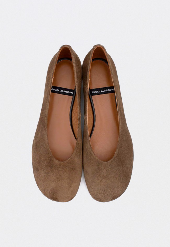 Bailarinas de serraje Ángela Alarcón Katya con tacón bajo y diseño minimalista