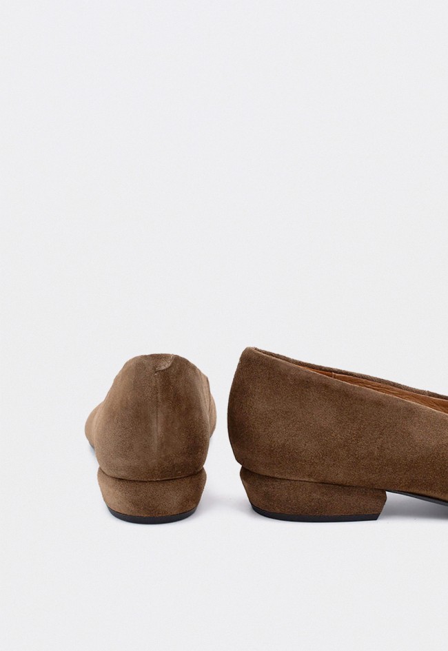 Bailarinas de serraje Ángela Alarcón Katya con tacón bajo y diseño minimalista