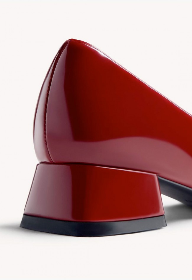 Zapatos Gioseppo Lucan en charol burdeos con tiras cruzadas y tacón bajo