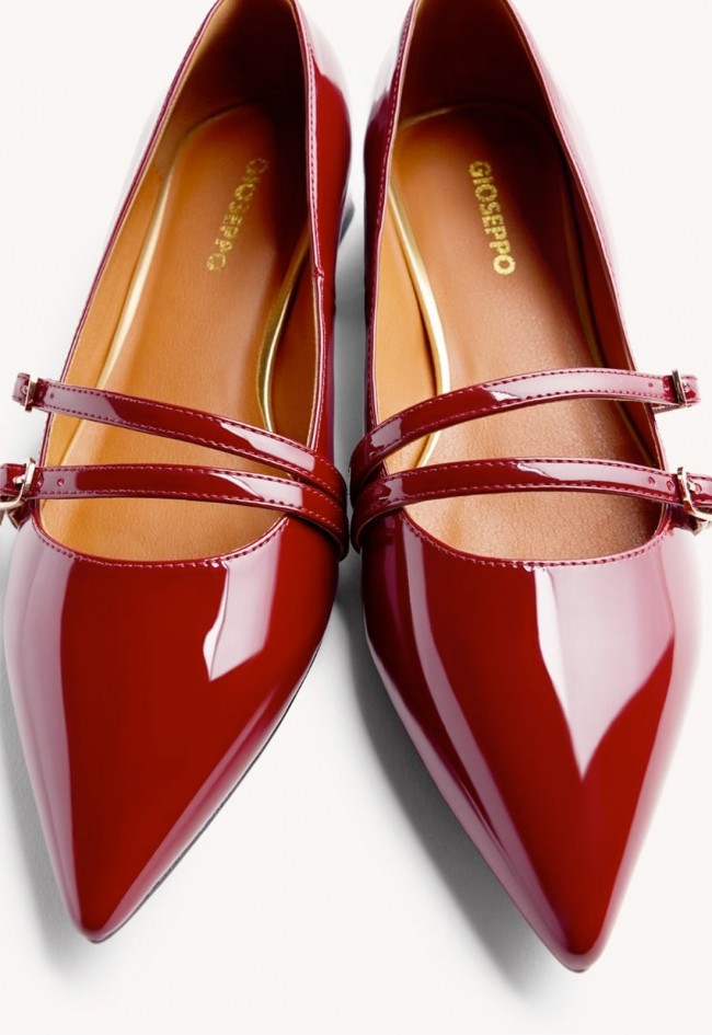 Zapatos Gioseppo Lucan en charol burdeos con tiras cruzadas y tacón bajo