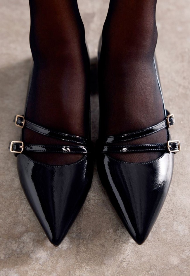 Zapatos Gioseppo Lucan negros de charol con tiras cruzadas y tacón bajo