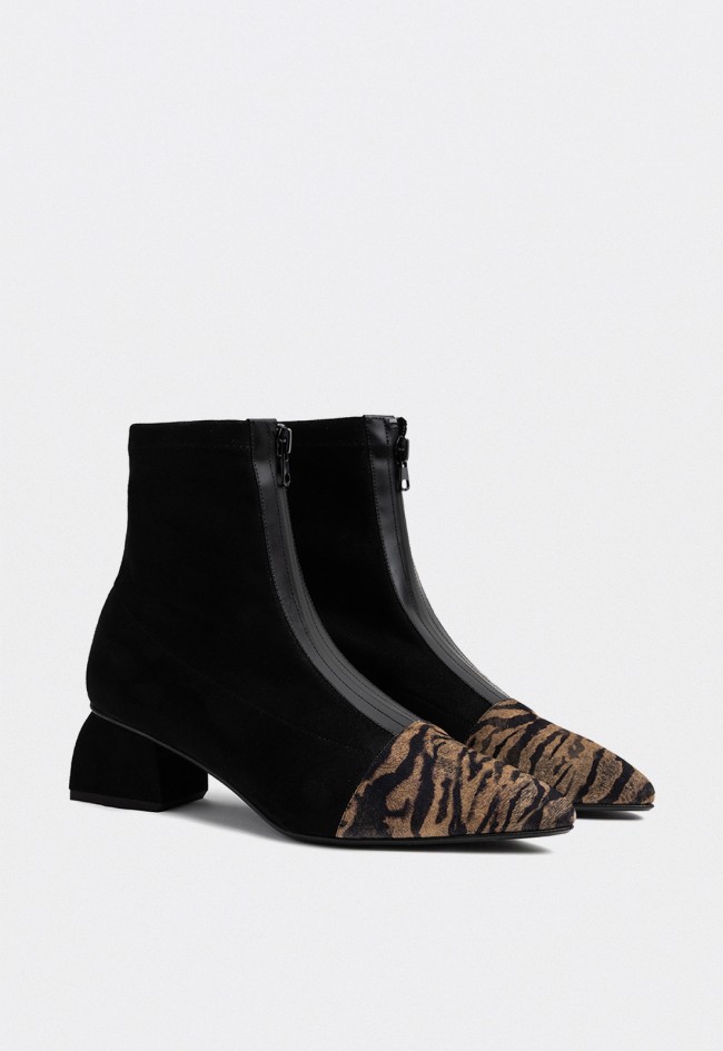 Botines de tacón Dansi Leda en ante negro con puntera animal print — elegancia felina y carácter artesanal