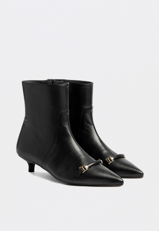 Botines de tacón kitten bajo Dansi en piel negra — elegancia minimalista con toque sofisticado