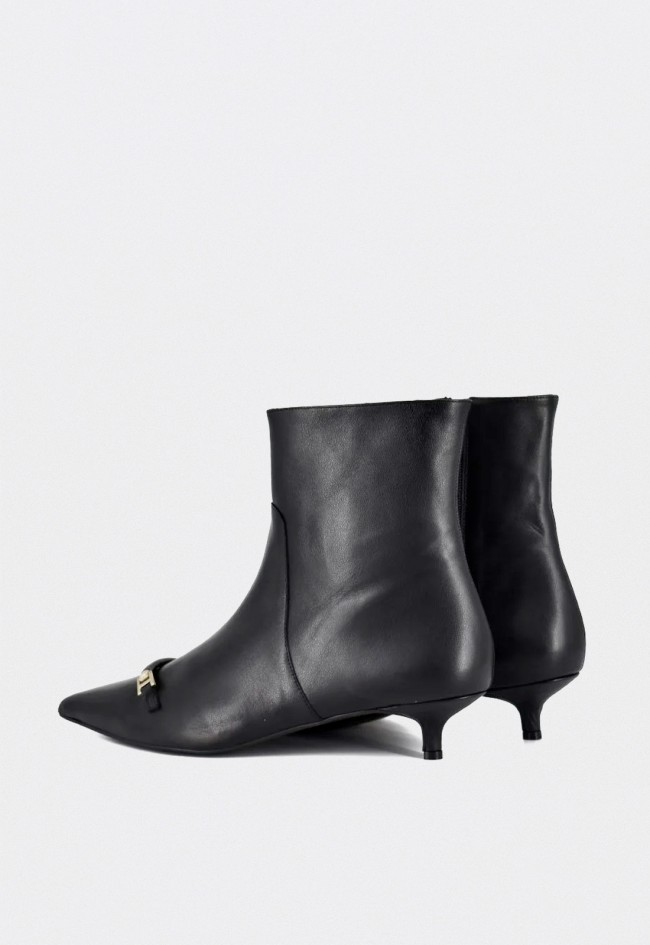 Botines de tacón kitten bajo Dansi en piel negra — elegancia minimalista con toque sofisticado