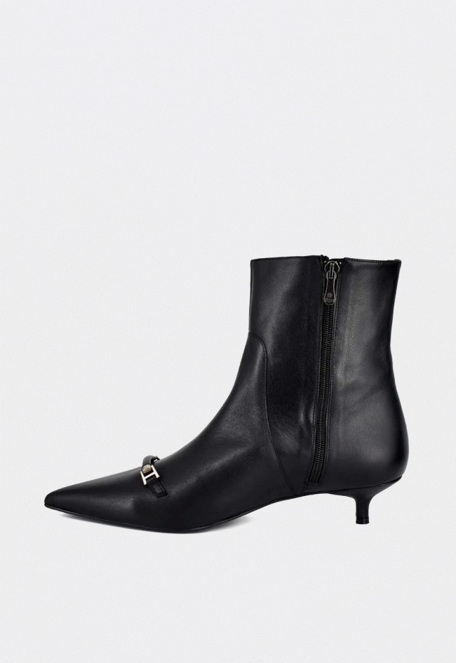 Botines de tacón kitten bajo Dansi en piel negra — elegancia minimalista con toque sofisticado