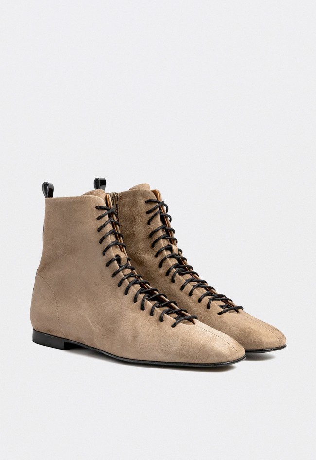 Botines planos Dansi Perséfone en ante tostado — estilo clásico con sofisticación natural