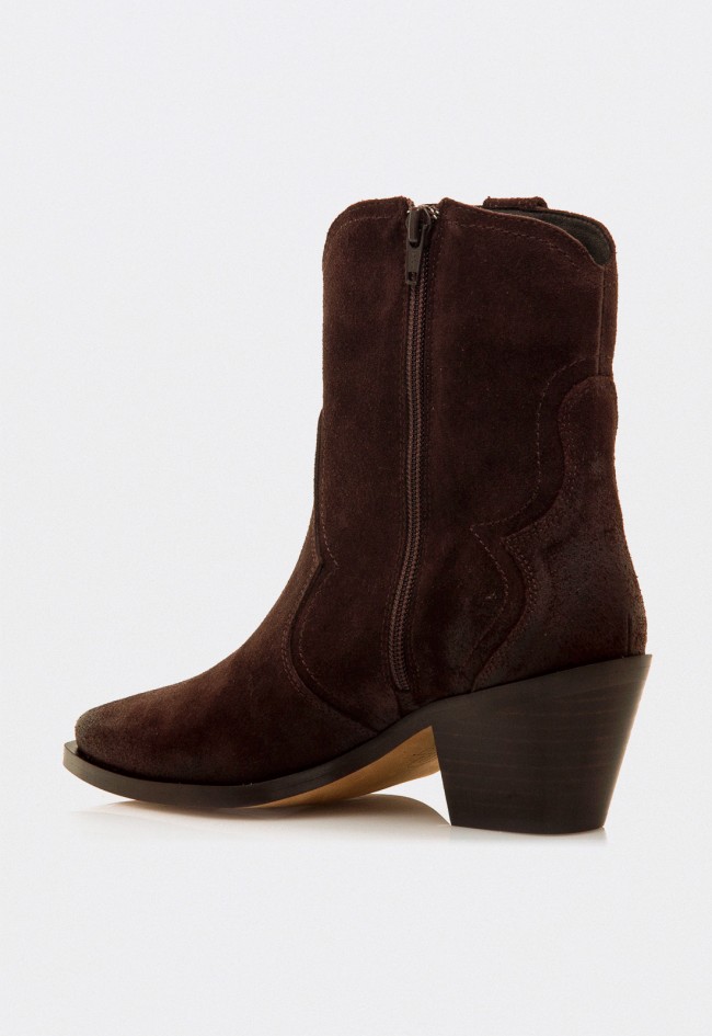 Botines cowboy Mustang DAPHNE en piel serraje moka — esencia western con estilo urbano