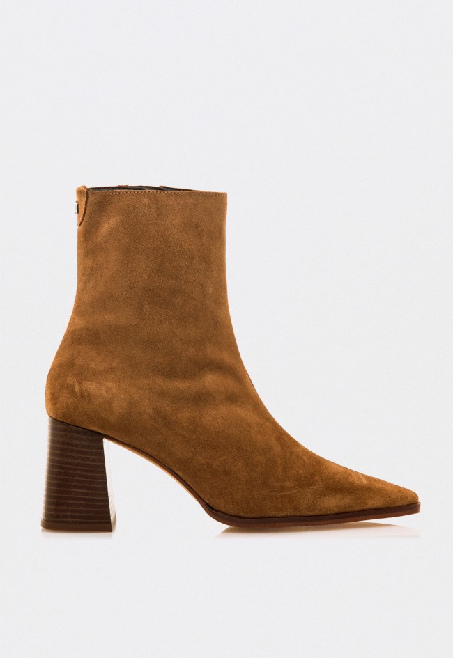 Botines de tacón Mustang en piel serraje color cuero — elegancia minimalista con alma contemporánea