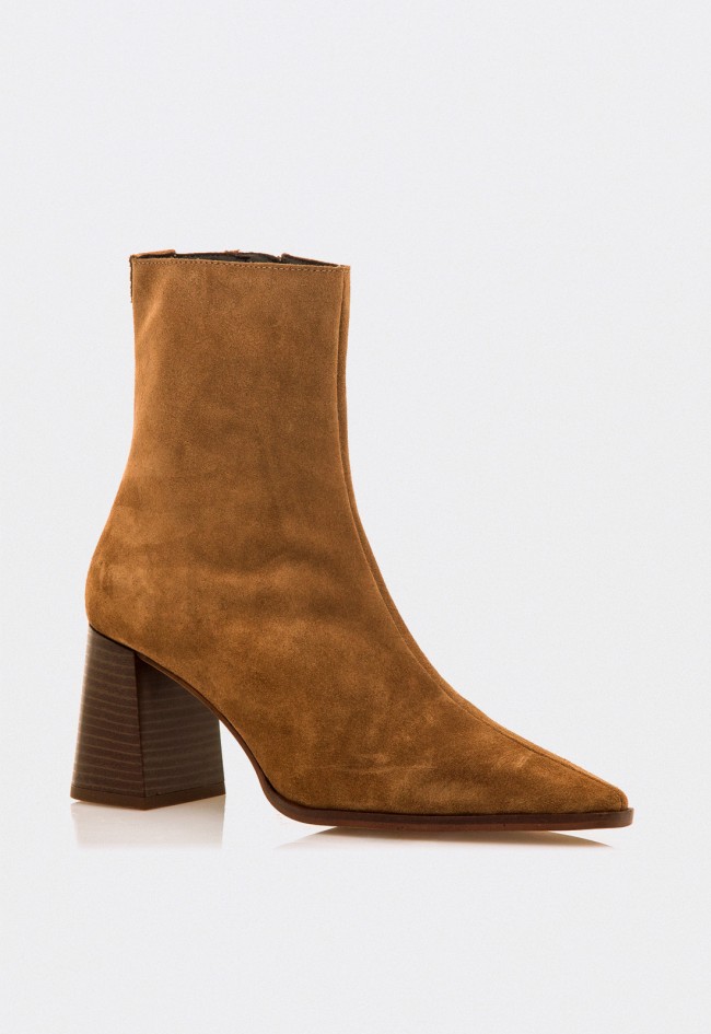 Botines de tacón Mustang en piel serraje color cuero — elegancia minimalista con alma contemporánea