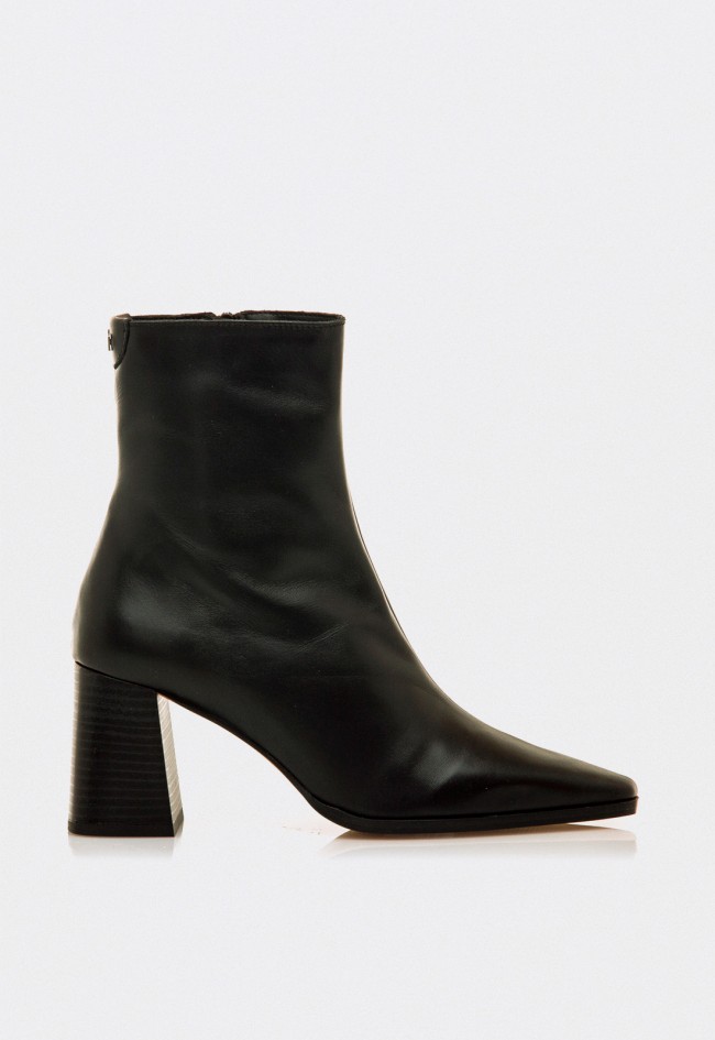 Botines de tacón Mustang 55474 en piel negra — elegancia contemporánea y diseño minimalista