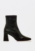 Botines de tacón Mustang 55474 en piel negra — elegancia contemporánea y diseño minimalista