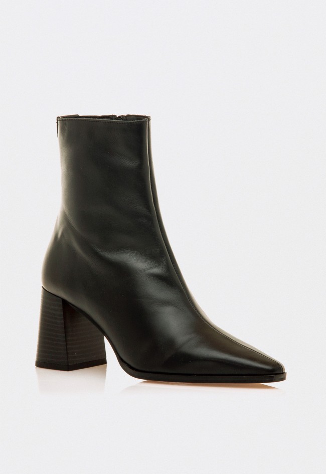 Botines de tacón Mustang 55474 en piel negra — elegancia contemporánea y diseño minimalista