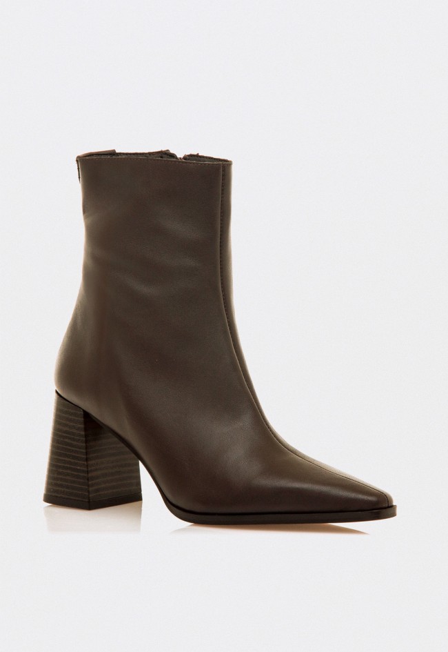 Botines de tacón Mustang 55474 en piel moka — elegancia sofisticada con un toque cálido