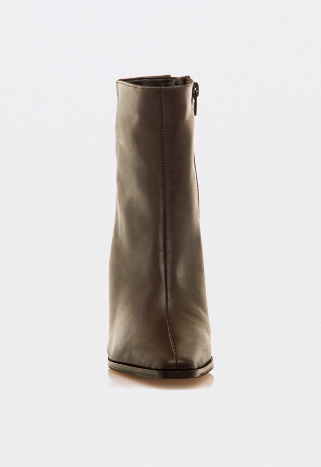 Botines de tacón Mustang 55474 en piel moka — elegancia sofisticada con un toque cálido