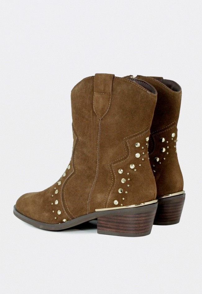 Botines Alma en Pena 52755 cowboy de piel camel con tachuelas decorativas