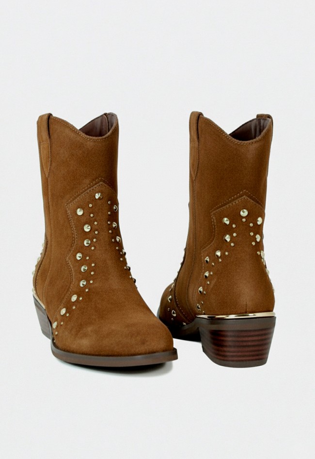 Botines Alma en Pena 52755 cowboy de piel camel con tachuelas decorativas