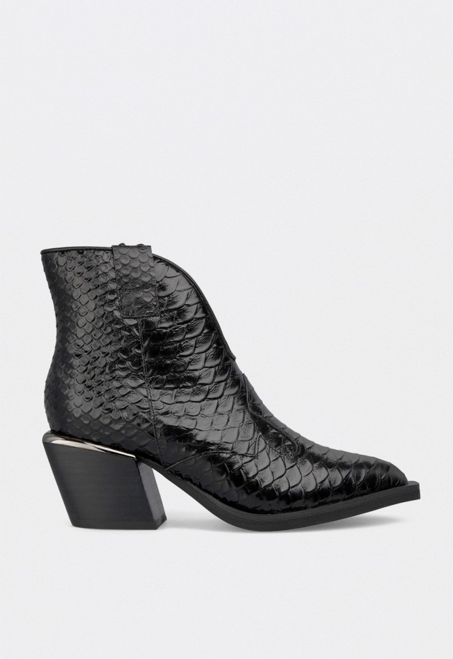 Botines de mujer Alma en Pena 801 cowboy de piel negra con textura efecto reptil y tacón ancho