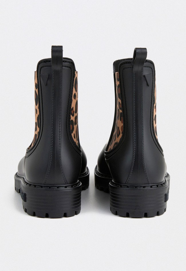 Botines de mujer Verbenas Gaudí de agua negro mate con elástico animal print leopardo