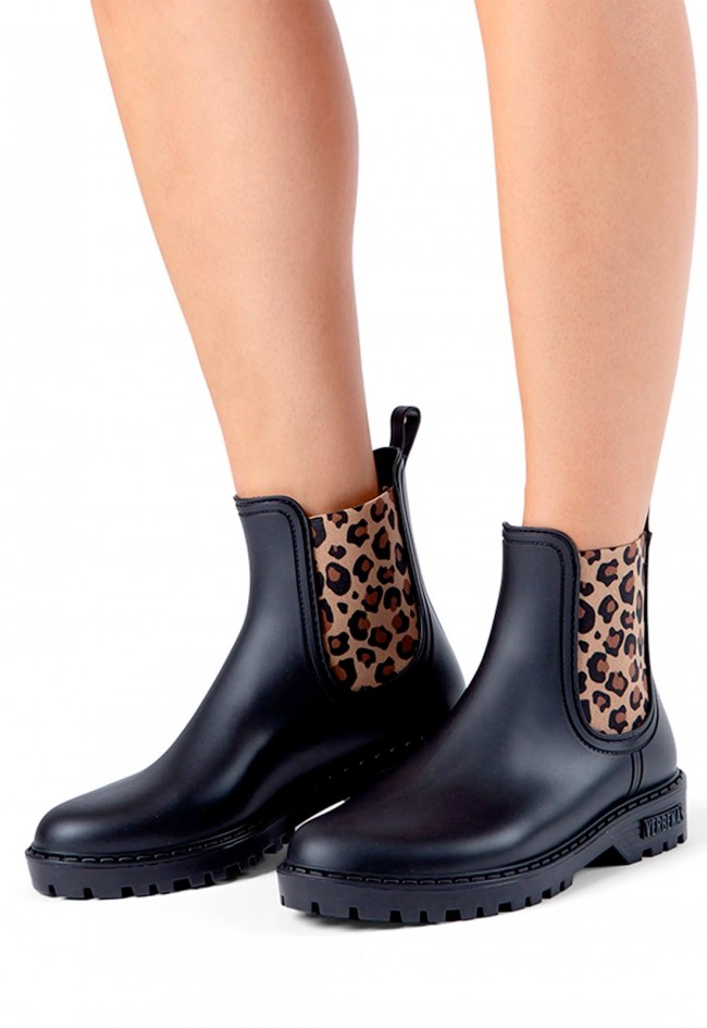Botines de mujer Verbenas Gaudí de agua negro mate con elástico animal print leopardo