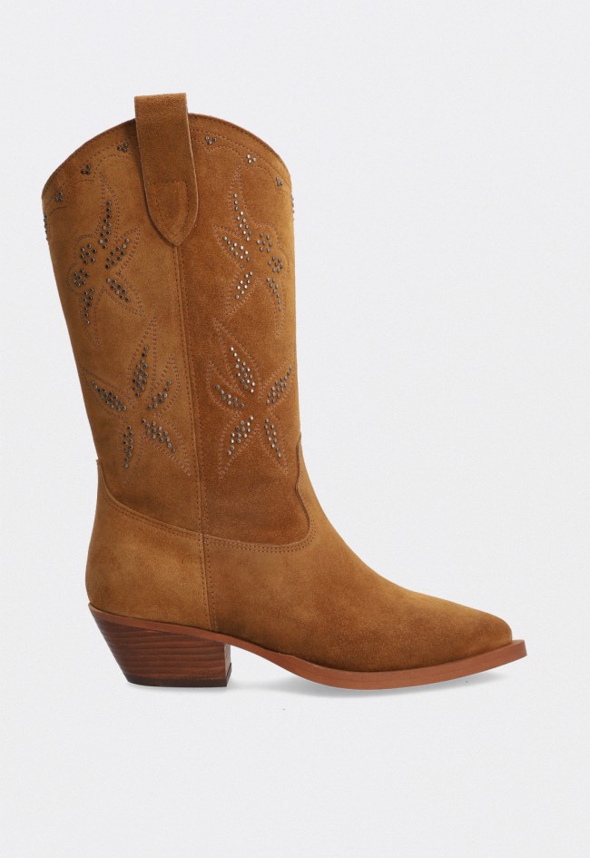Botas Alpe 55431101 de mujer estilo cowboy en piel serraje color cuero con bordado y tacón cubano