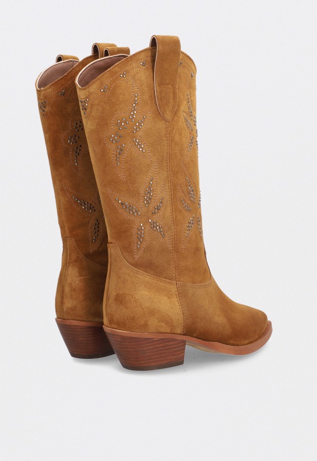 Botas Alpe 55431101 de mujer estilo cowboy en piel serraje color cuero con bordado y tacón cubano