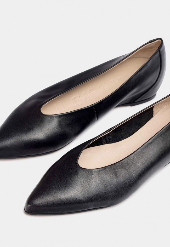 Bailarinas de mujer Wonders en piel negra con punta afilada y cuña interna TRIANA 02