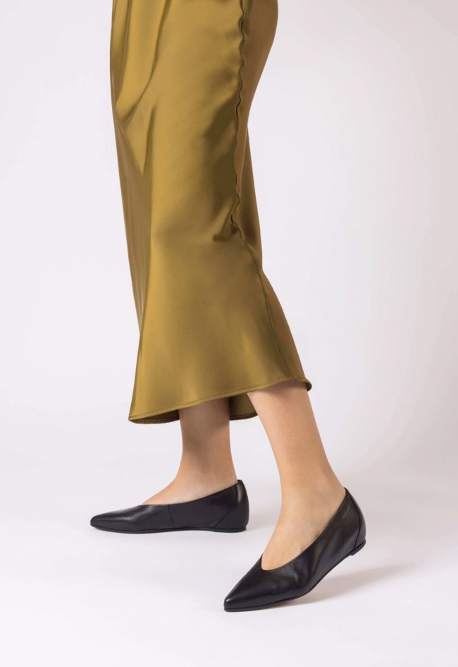 Bailarinas de mujer Wonders en piel negra con punta afilada y cuña interna TRIANA 02