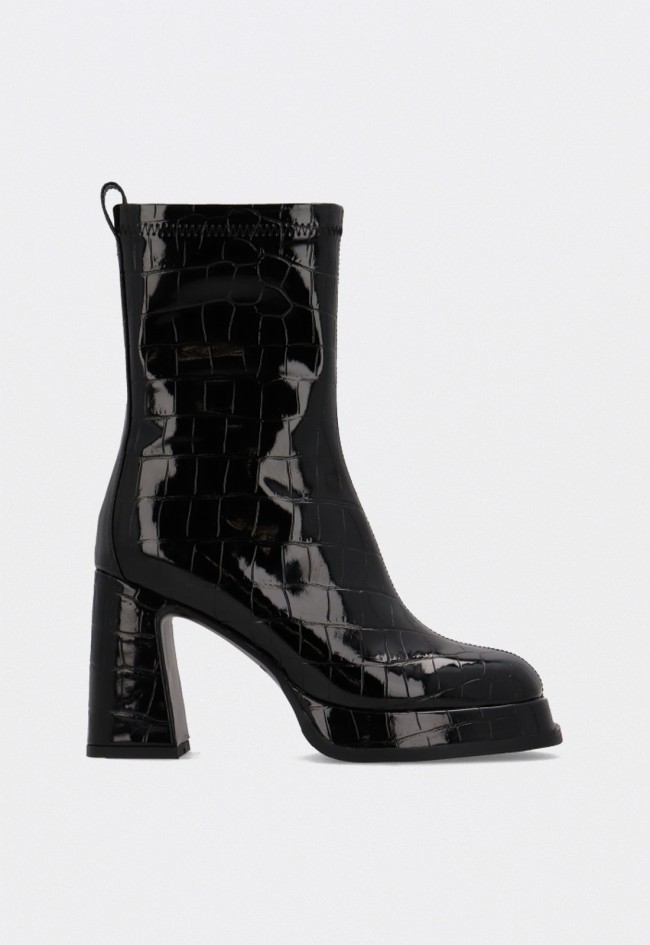 Botín negro de tacón y plataforma Noa Harmon 10128-06 para mujer con acabado efecto cocodrilo