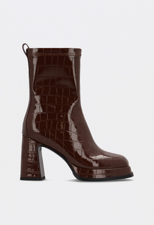 Botín marrón de tacón y plataforma Noa Harmon 10128-50 para mujer con acabado efecto cocodrilo